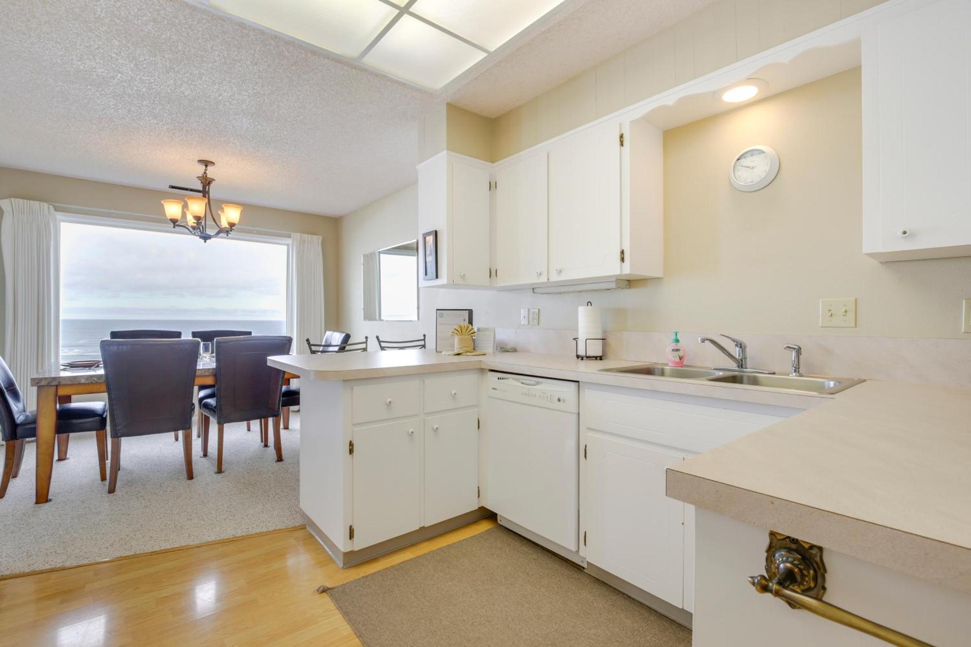 Lincoln City Condo Pool Access, Walk To Beach! Exterior photo